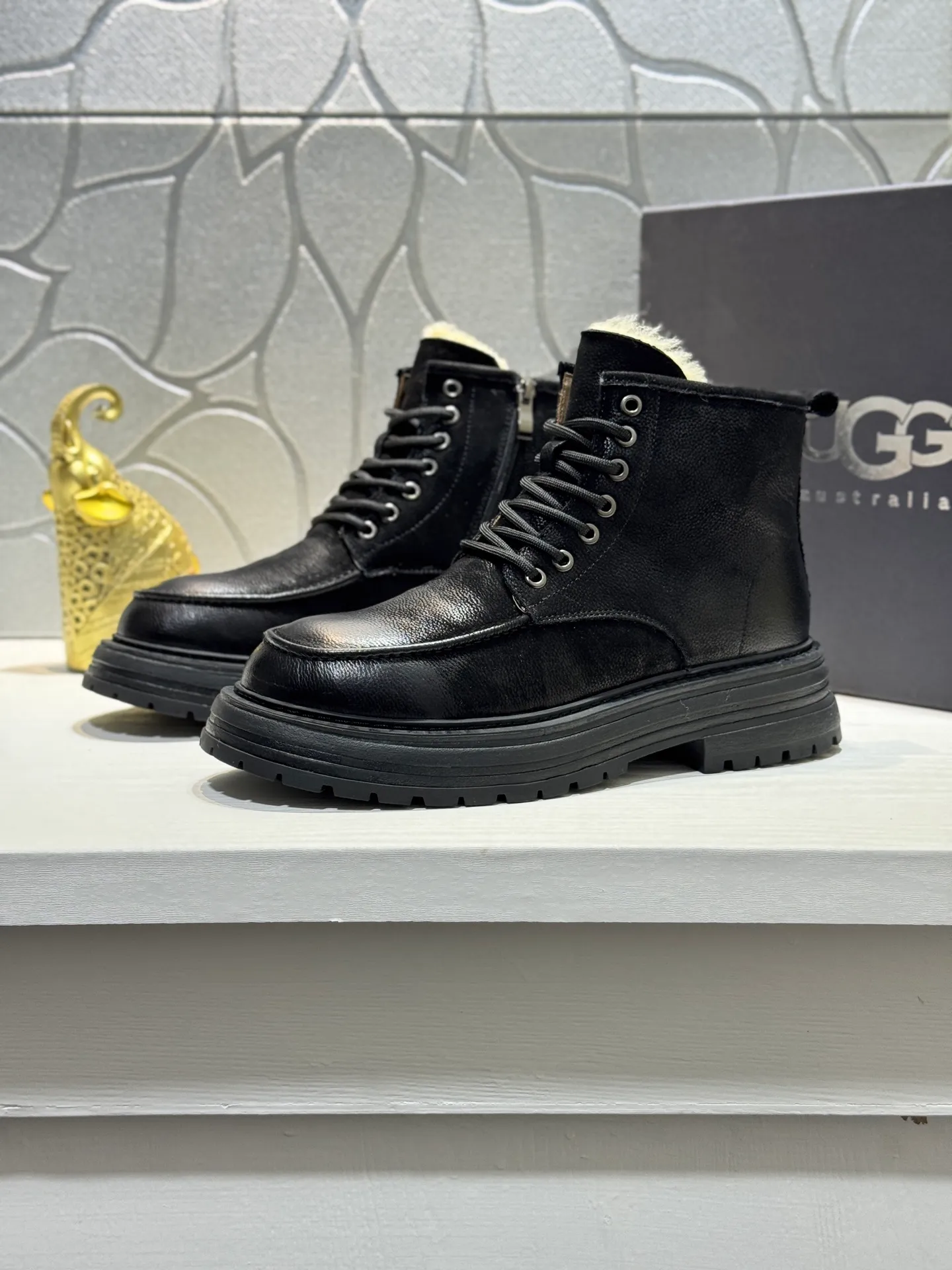 Men's men's shoes 💰660 [New style] 🦥🦥UGG - high-end quality 🔥Australian imported wool 🔥Full fur original single entry and exit counter without pressure, let you feel no replacement 💏The upper is made of first-layer cowhide 'all original Australian wool' Strict men's boots thick wool can be distinguished by the naked eye 💓Real wool keeps warm and does not smell like feet, warms the whole winter ✨Carefully crafted for those who know the goods🔥Size: 38-44 (45 customized